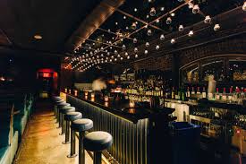 Kumpul Bareng Teman Di Bar&nbsp;nyaman